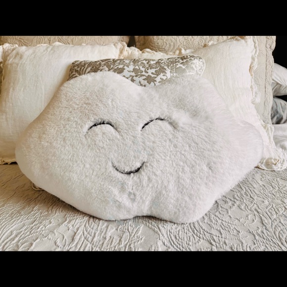 Zara Home kids fur effect cloud-shaped throw pillow. - Picture 2 of 3